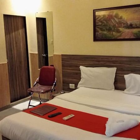 Hotel Terminus Square à Kurla Extérieur photo