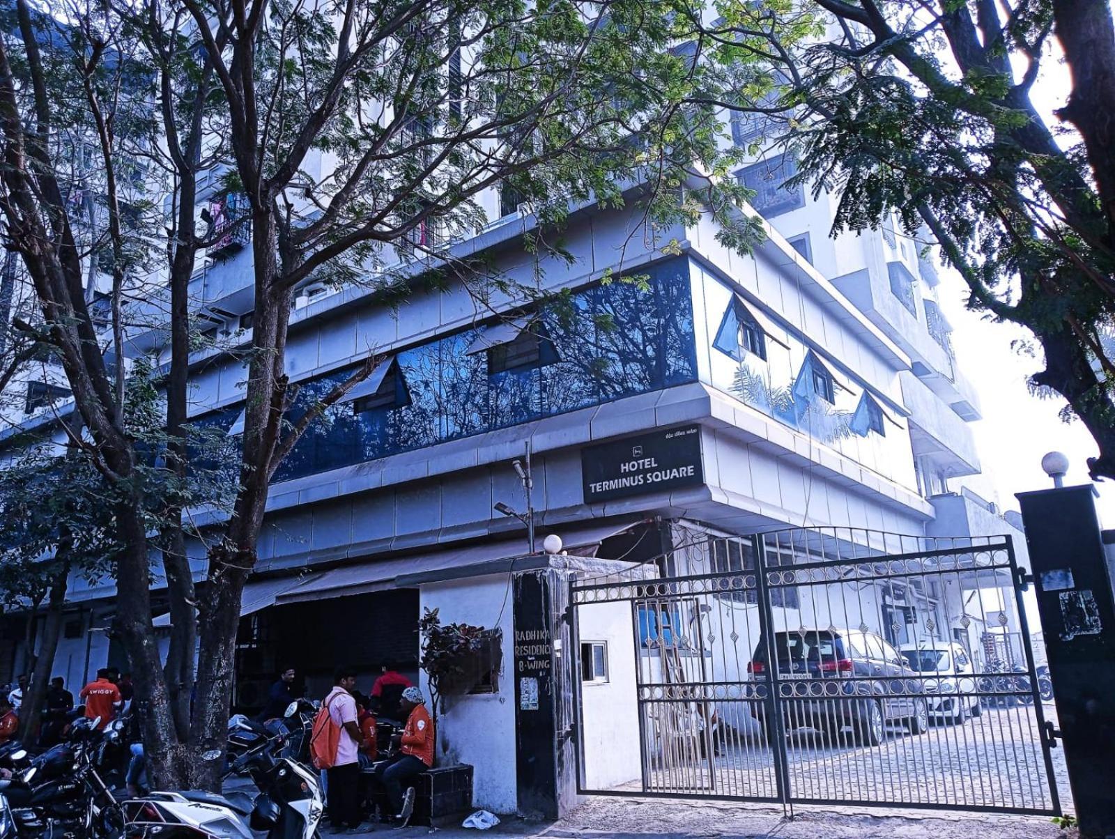 Hotel Terminus Square à Kurla Extérieur photo
