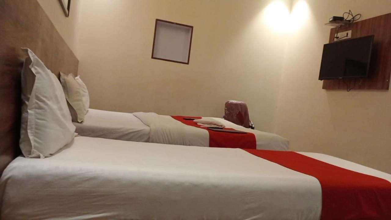 Hotel Terminus Square à Kurla Extérieur photo