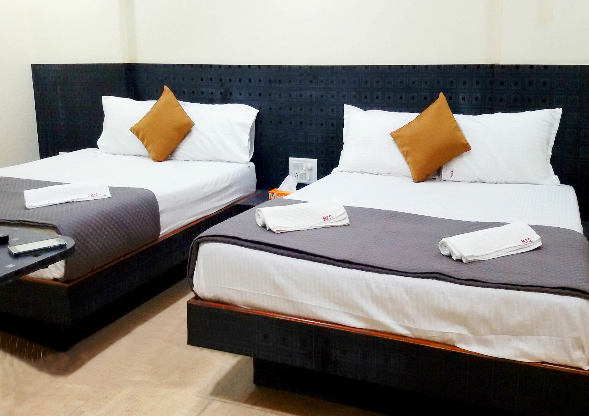 Hotel Terminus Square à Kurla Extérieur photo