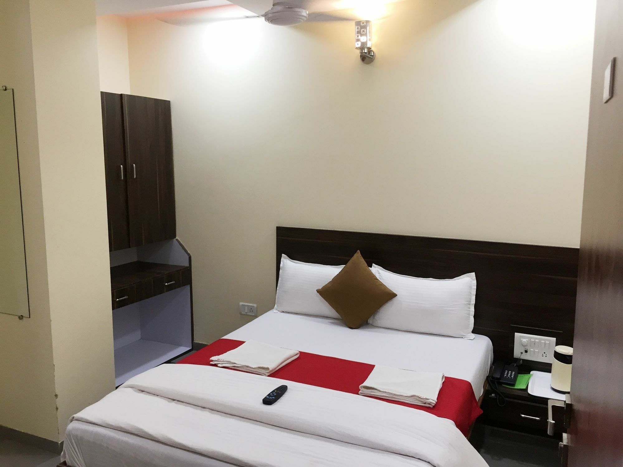 Hotel Terminus Square à Kurla Extérieur photo