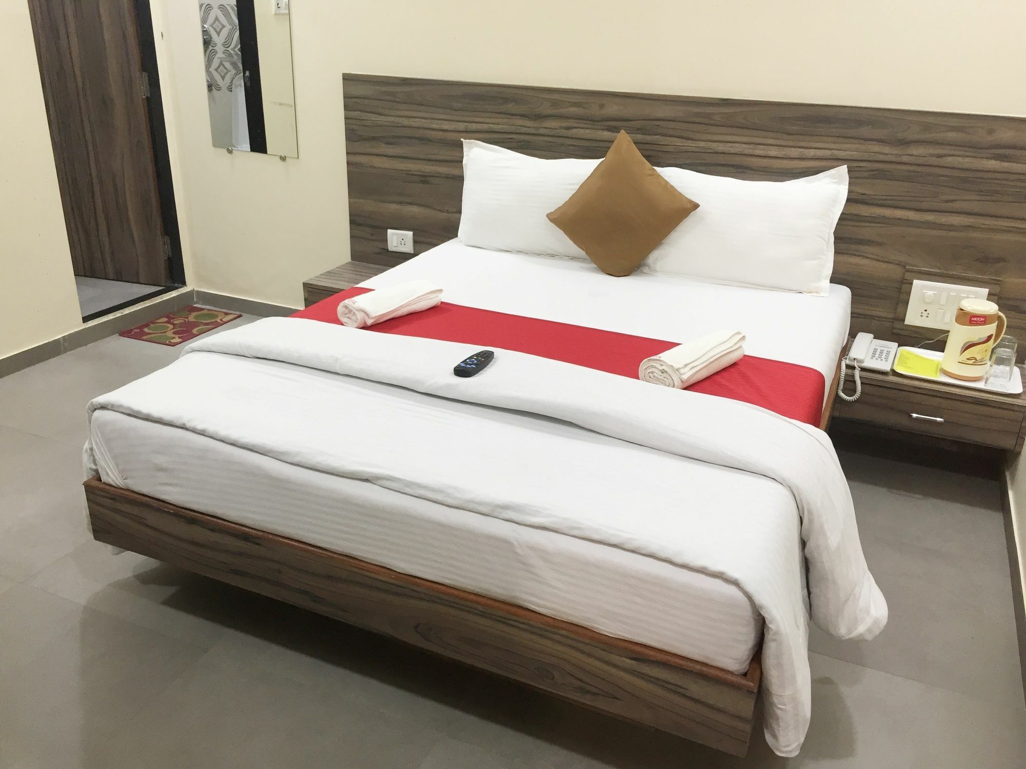 Hotel Terminus Square à Kurla Extérieur photo