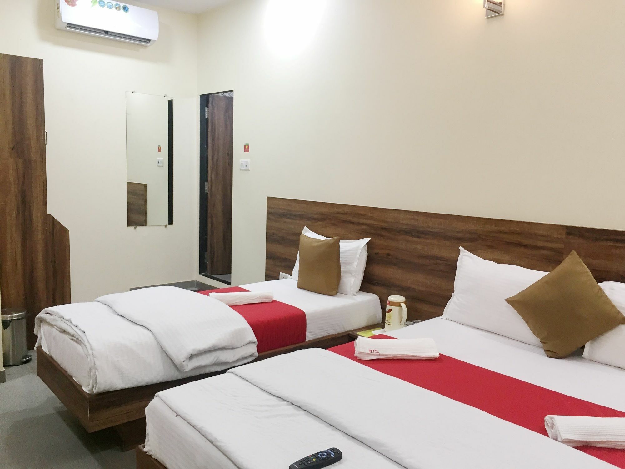 Hotel Terminus Square à Kurla Extérieur photo